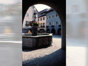 08. Stadtbrunnen mit Laubengängen image-5107