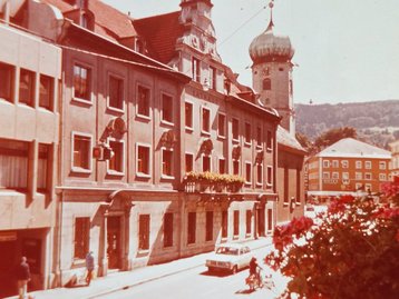 14. Rathausstraße mit Rathaus und Seekapelle image-4977