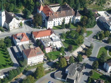 7. Historischer Stadtkern (Pfarrkirche St. Karl – Schulhäuser – Palast) image-16963