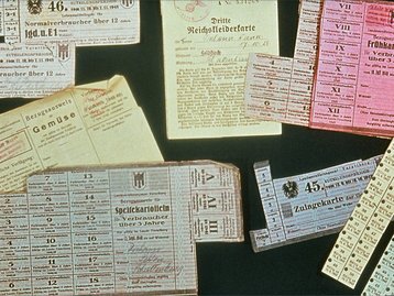 97. Lebensmittel- und Kleiderkarten image-5681