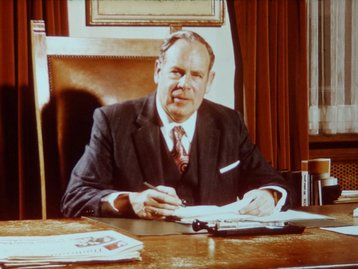 01. Bürgermeister am Amtstisch image-5027