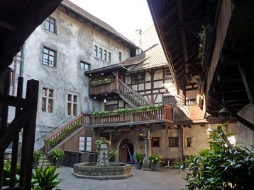 16. Innenhof der Schattenburg image-3213