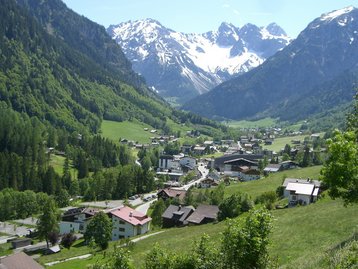 08. Brand - Dorfaufnahme mit Talabschluss image-4949