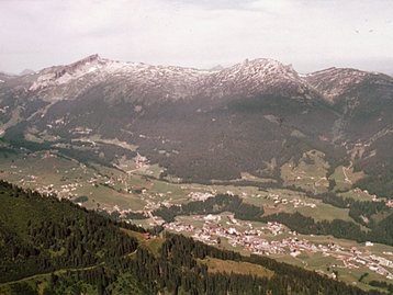 01. Riezlern mit Ifen und Gottesackermassiv image-7064
