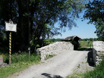 17. Alter Grenzstein an Brücke in Bangs image-2001