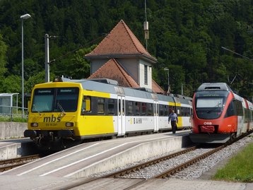 16. Montafonerbahn und ÖBB-Garnitur am Bahnhof St. Anton image-5900