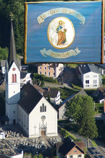 Fahne des Veteranenvereins St. Gallenkirch von 1908 mit Hl. Josef und die ihm gewiehene Pfarrkirche in Kennelbach