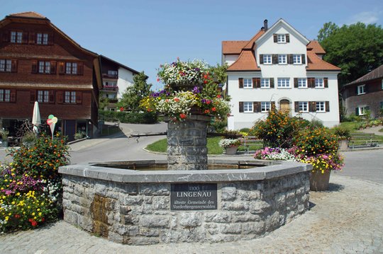 Altneu-Bregenzerwald-Lingenau-Brunnen-vorne-gb-tb-2023-5975-_4_-Wandertagsziele_webbearb