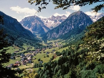 06. Brand - Dorfaufnahme mit Talabschluss image-16184